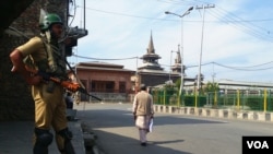 印控克什米尔首府斯利那加,聚礼清真寺前持枪的印度军人。(2018年9月28日,美国之音朱诺拍摄)