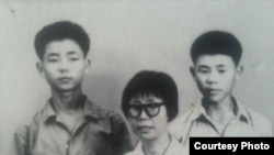 熊焱(右)与母亲和兄长早年合影(熊焱提供)
