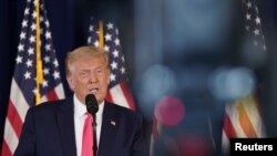 美国总统特朗普8月8日在新泽西州特朗普国家高尔夫俱乐部对记者发表讲话。