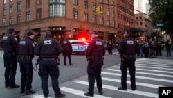 纽约警方在一幢与演员罗伯特·德尼罗有关的建筑附近进行监视。(2018年10月25日)