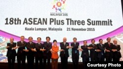 东盟十国和中日韩三国首脑在峰会上合影。(2015马来西亚东盟峰会官网)