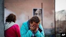 2024年11月17日,俄罗斯导弹袭击乌克兰敖德萨地区,一名妇女在家被毁后哭泣。