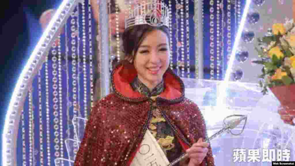 2015年“十优港姐”麦明诗(苹果日报图片)。现年26岁的艺人、“香港小姐”麦明诗在脸书上透露自己也曾不止一次受到“性侵”,但因发生在内地,香港法庭没有管辖权,所以没有采取行动。麦明诗随后解释说事件是她17、18岁参加内地交流团时发生,是香港人所为,所幸伤害性不太强。麦明诗重申不是想博取同情,只是希望遵循法律保护女性。不过有网民质疑麦明诗将“非礼”说成“性侵”过于严重,麦明诗与网民激辩,以法律条文解释“性侵”,称有性意图的身体接触,不仅仅是性骚扰。  