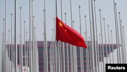 资料照：在上海世界博览会会场上升期的中国国旗。（2010年4月30日）