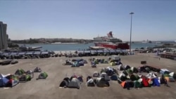 希腊旅游旺季渐近 港口滞留难民前途未卜 希腊旅游旺季渐近 港口滞留难民前途未卜
