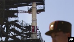 ເຈົ້າຊາຍ Guillaume ຂອງ Luxembourg ແລະຂຸນນາງ Stephanie de Lannoy ຂອງປະເທດ Belgium ຈູບກັນ ຢູ່ລະບຽງຂອງພະຣາຊະວັງ ຫລັງພິທີອະພິເສກສົມລົດທີ່ Luxembourg ໃນວັນທີ 20 ຕຸລາ, 2012.