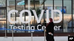 韩国仁川机场的新冠病毒检测中心(美联社资料图)