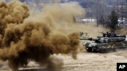Bom khói phát nổ gần một xe tăng của Hàn Quốc trong một cuộc diễn tập chống lại khả năng Bắc Triều Tiên tấn công gần khu vực phi quân sự Hwacheon ở Nam Triều Tiên.