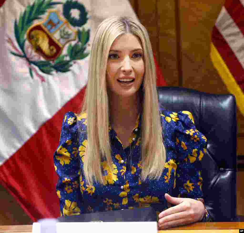 2018年4月12日,美国总统唐纳德·特朗普的女儿伊万卡·特朗普在秘鲁首都利马的股票市场与秘鲁妇女会面时发表讲话。