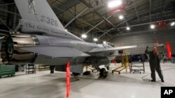 Tư liệu - Chiến đấu cơ F16 của Mỹ trong một nhà chứa máy bay tại South Burlington, bang Vermont, ngày 17 tháng 12 năm 2012.