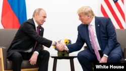 资料照片：美国总统特朗普2019年6月28日在日本大阪举行的二十国集团(G20)峰会上与俄罗斯总统普京举行双边会谈。