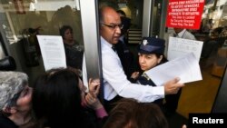 Dân chúng xếp hàng dài bên ngoài các ngân hàng để rút tiền.