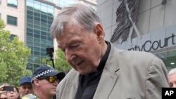 Hồng y George Pell rời khỏi tòa án Melbourne, Úc, vào ngày 26/2/2019.