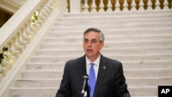 乔治亚州州务卿布拉德·拉芬斯佩格11月20号在记者会上。