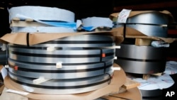 资料照:弗吉尼亚州切斯特一家制造公司的仓库里的钢材卷。