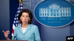 资料照:2021年7月22日,美国商务部长雷蒙多在白宫举行的新闻发布会上(法新社)。