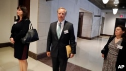 推特公司全球政策交流主任埃米莉·霍恩 (左); 全球公共政策主任科林·克罗韦尔 (中); 助理法律顾问伊丽莎白·班克 (右)等待参加国会众议院情报会的闭门听证会 (2017年9月28日)