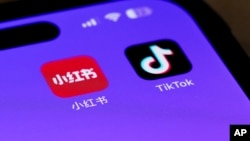 Para pengguna TikTok memilih “Xiaohongshu” (kiri) sebagai alternatif pengganti, di tengah kemungkinan TikTok dilarang di Amerika.