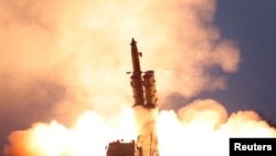 资料照片:朝鲜试射导弹(2019年11月28号)。