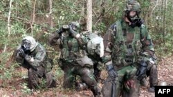 在北卡州盖格军营身穿防生化武器袭击设备的海军陆战队员在进行障碍训练。(资料照)