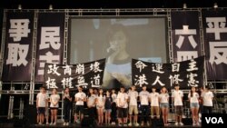 十万港人在维园举行纪念六四26周年烛光晚会(美国之音海彦拍摄)