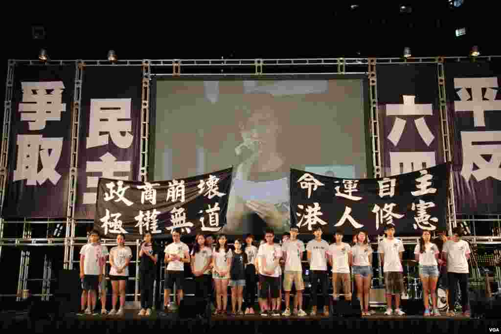 十万港人在维园举行纪念六四26周年烛光晚会(美国之音海彦拍摄)