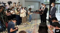 香港保安局副局长卓孝业在移民局举行记者会。(2022年8月19日)