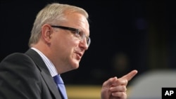 Ông Olli Rehn, kính tế gia trưởng của EU, dự đoán một cuộc suy thoái nhẹ diễn ra trong một thời gian ngắn