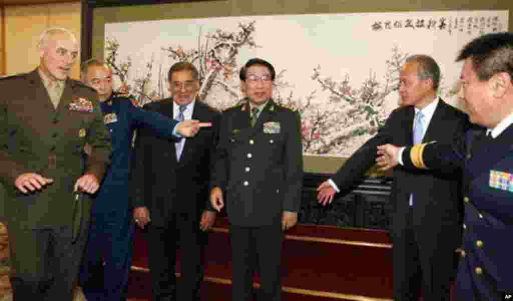 2012年9月18日,中共中央军委副主席徐才厚(右三)、访问北京的美国国防部长帕内塔(左三)准备和美中两军高级将领合影。