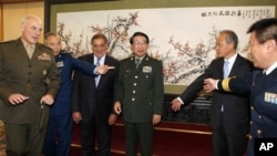 2012年9月18日,中共中央军委副主席徐才厚(右三)、访问北京的美国国防部长帕内塔(左三)准备和美中两军高级将领合影。中共在召开十八大前夕调整了解放军高级将领的人事安排,军委也将换届。