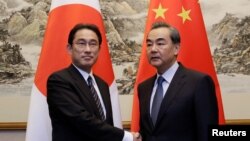 中国外长王毅在北京钓鱼台会见了到访的日本外相岸田文雄(左)。(2016年4月30日)