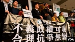 香港民主党两名立法会议员林卓廷及尹兆坚被控妨碍立法会人员执行职务及普通袭击罪,在法院提堂。 (美国之音汤惠芸)