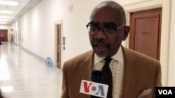 资料照片:众议员米克斯在国会接受美国之音记者采访(2020年2月4日)