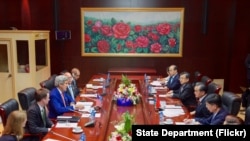 2016年7月25日,美国国务卿克里在老挝万象国家会议中心与中国代表团举行会晤。会议是在东盟年会召开期间举行的。