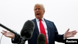 美国总统川普在马里兰州的安德鲁斯空军基地对记者发表讲话。(2018年5月31日)