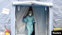 意大利北方城市布雷西亚一所医院的工作人员3月3日在医院检查站值班。