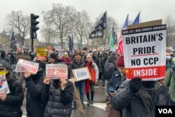 示威者在旧皇家铸币厂前示威,反对中国当局计划在该地段兴建新的驻伦敦大使馆。 (摄影:美国之音郑乐捷)