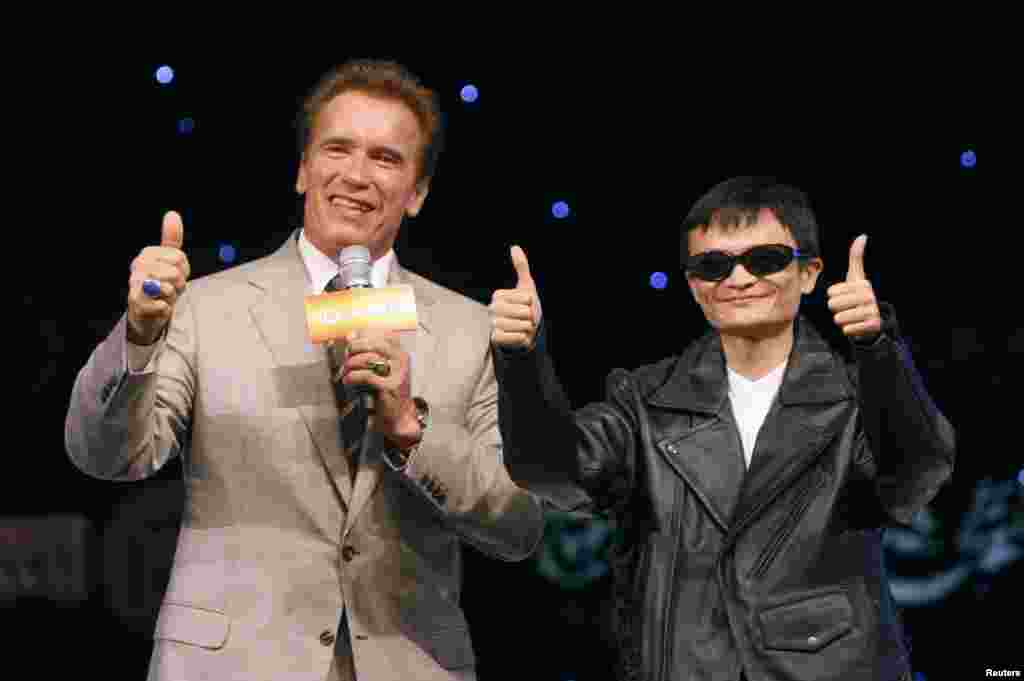 在阿里巴巴集团于杭州举办的电子商务年度度峰会上,马云和美国加州州长斯瓦辛格亮相(2010年9月11日)