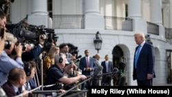 资料照片:美国总统特朗普同记者交谈。(2025年4月25日)