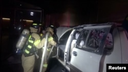 一名韩国老人2019年7月19日在日本驻韩国大使馆前停着的一辆汽车里自焚,韩国消防队员扑灭了汽车的火焰。