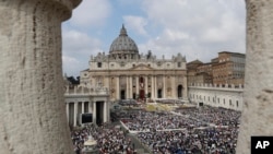 2017年4月16日,梵蒂冈圣彼得广场,天主教教宗方济各主持复活节弥撒。