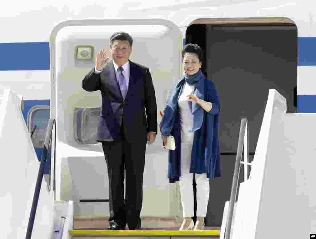 中国主席习近平和夫人彭丽媛抵达汉堡(2017年7月6日)。