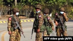 Quân đội Myanmar, lập chốt kiểm soát tại Naypyitaw, nằm trên đường tiến đến trụ sở Quốc hội.