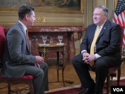 美国国务卿蓬佩奥在布宜诺斯艾利斯接受美国之音西班牙语组记者托比亚斯专访。(2018年12月1日)