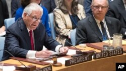 美国国务卿蒂勒森坐在联合国安理会秘书长古特雷斯旁边在安理会就朝鲜局势举行的会议上发言。(2017年4月28日)