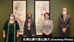 美台2021年3月25日签署“设立海警工作组”备忘录,左起美国在台协会执行理事蓝莺、美国海岸警卫队国际事务主任Ann Castiglione-Cataldo, 台湾驻美代表萧美琴、国务院代理亚太助卿金圣 (台湾驻美代表处照片)