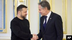 美国国务卿布林肯在基辅与乌克兰总统泽连斯基握手。(2024年5月14日)