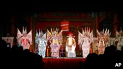 资料照:香港九龙区西九大戏棚上演的一出粤剧。(2012年1月20日)