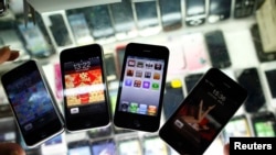 上海一个手机摊位上假冒的 iPhone(2011年8月11日)