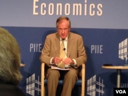 彼得森国际经济研究所资深研究员拉迪(美国之音莉雅拍摄)